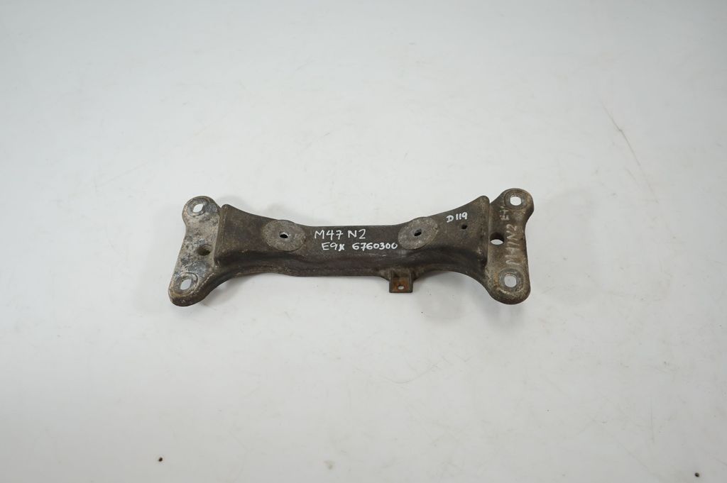 Gearbox mounting bracket