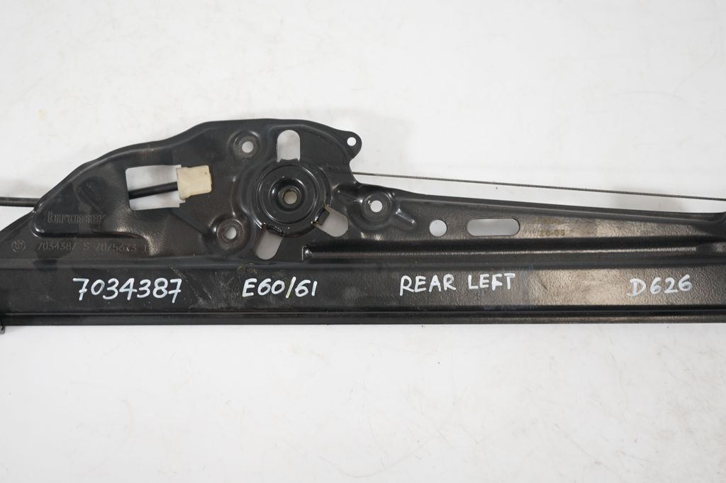 Rear door window regulator with motor (8)