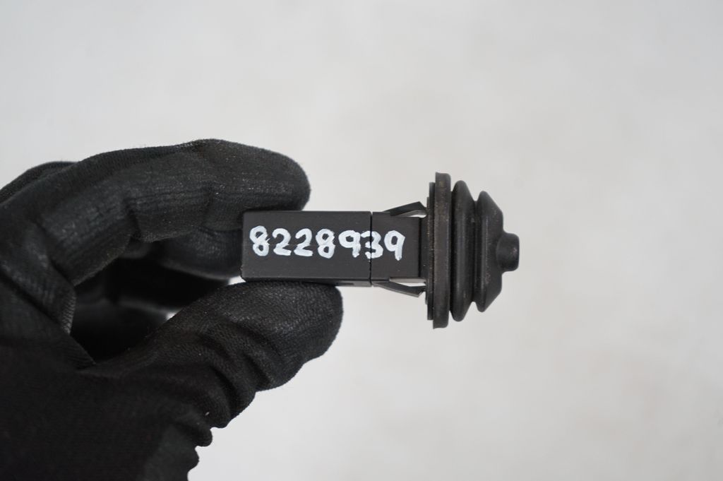 Fuel tank cap lock (8)