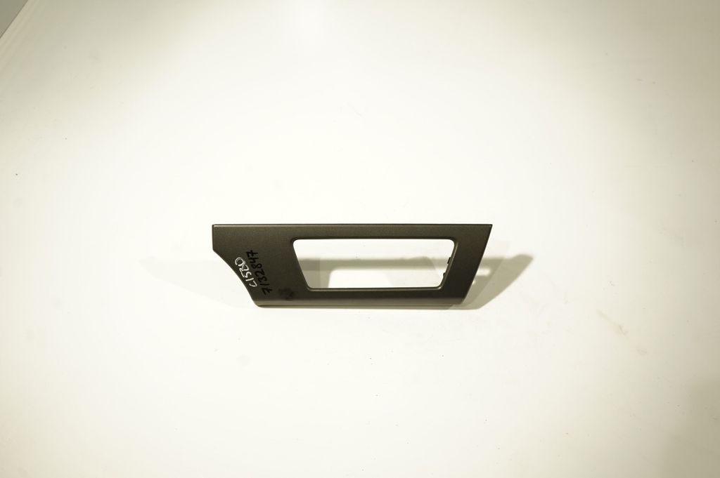Dashboard glove box trim