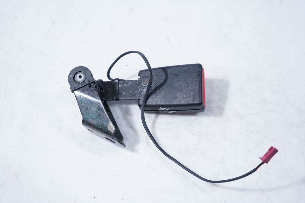 Rear seatbelt buckle (6)
