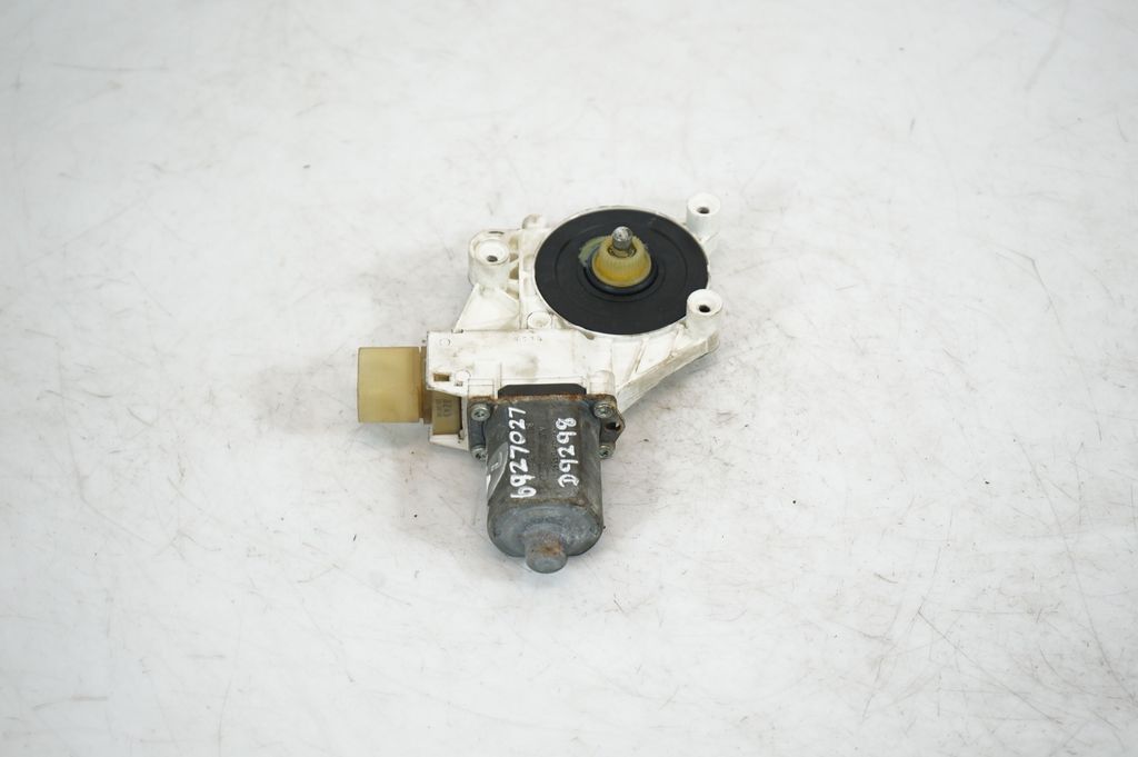 Front door window regulator with motor (4)