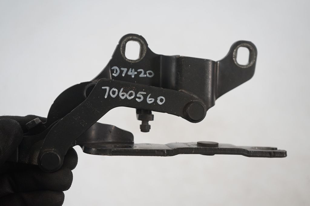 Engine bonnet/hood hinges (7)