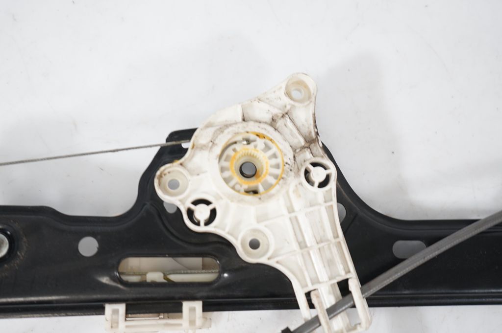 Front door window regulator with motor (8)