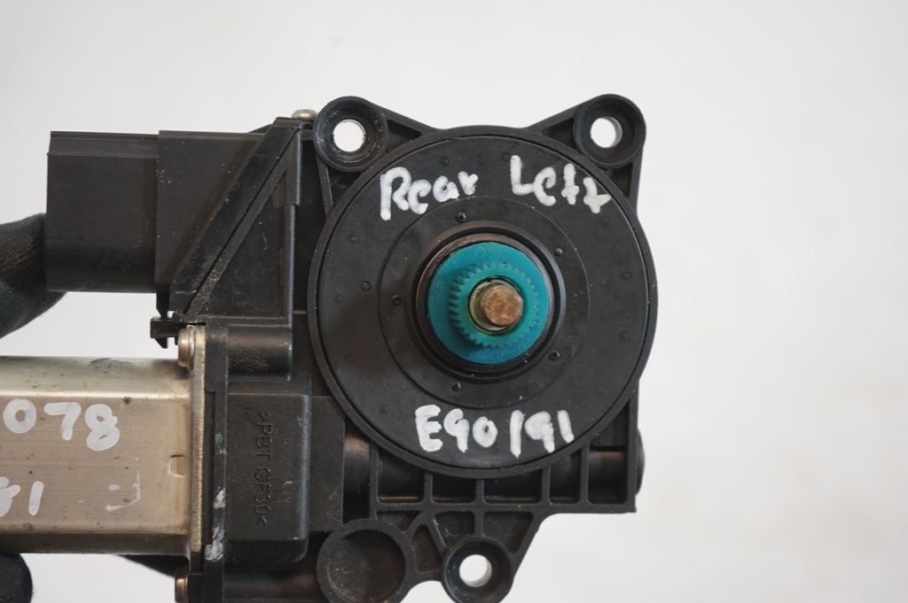 Rear door window regulator with motor (7)