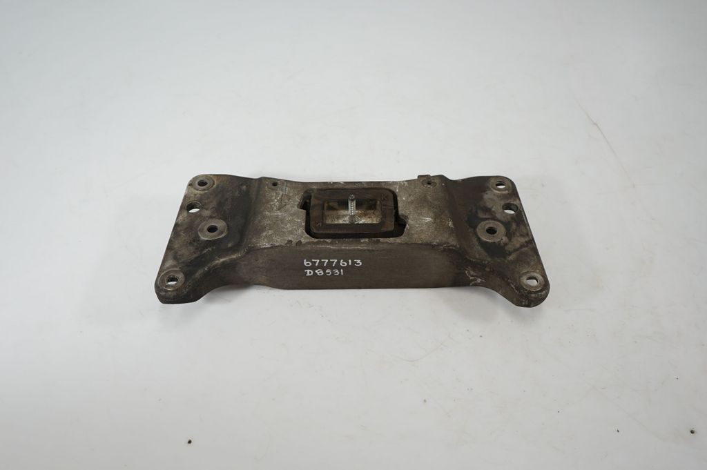 Gearbox mounting bracket