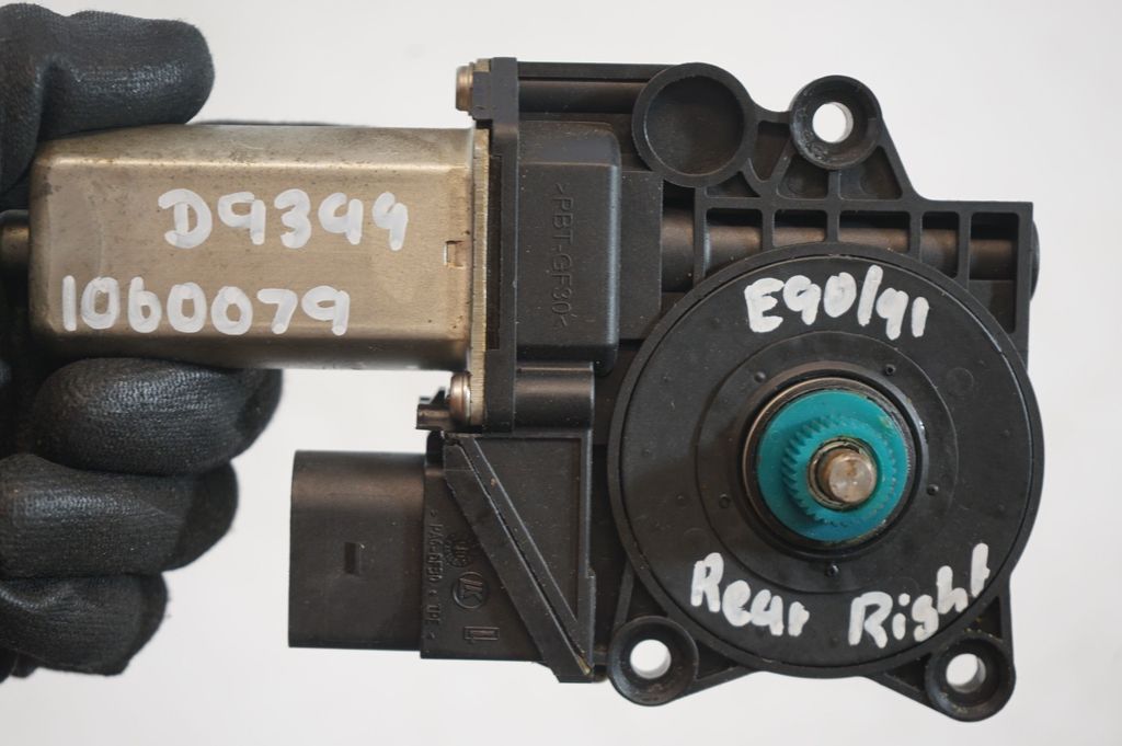 Rear door window regulator with motor (9)