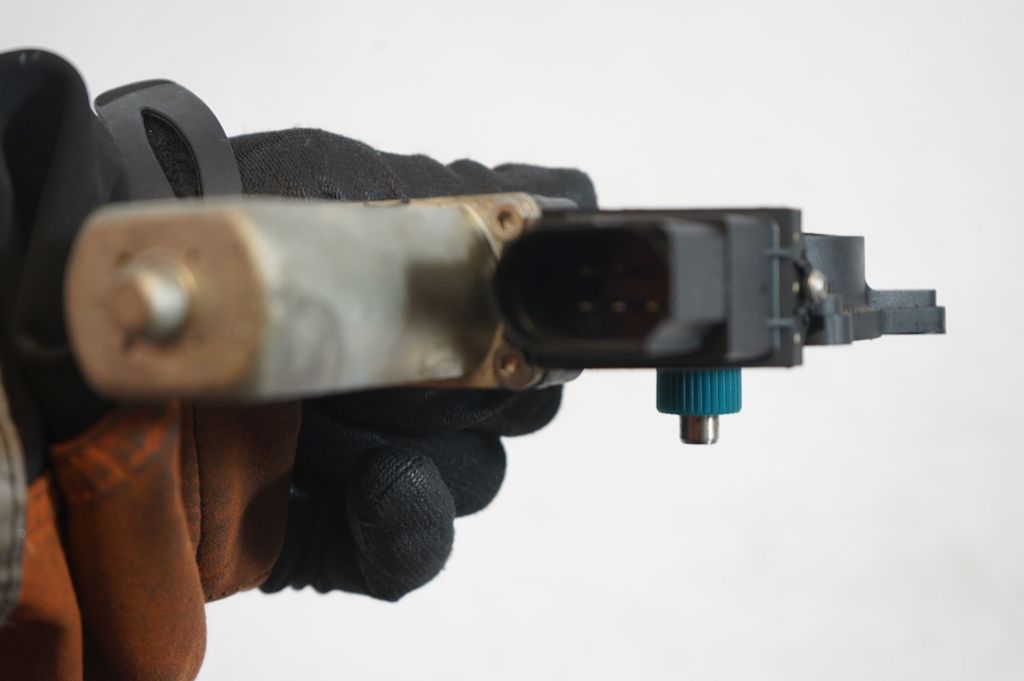 Rear door window regulator with motor (6)