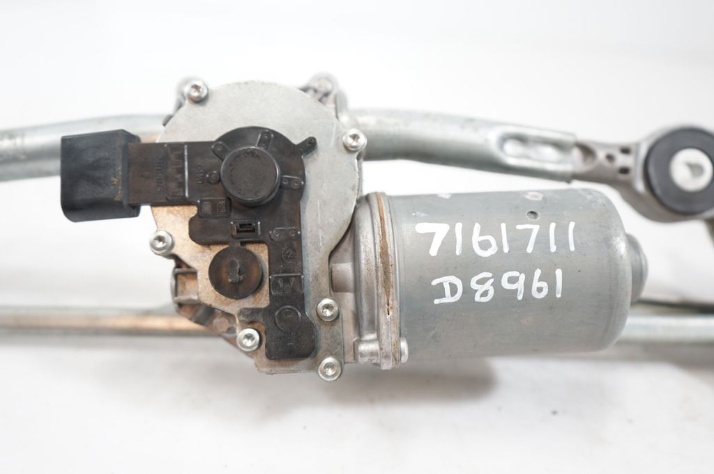 Front wiper linkage and motor (10)