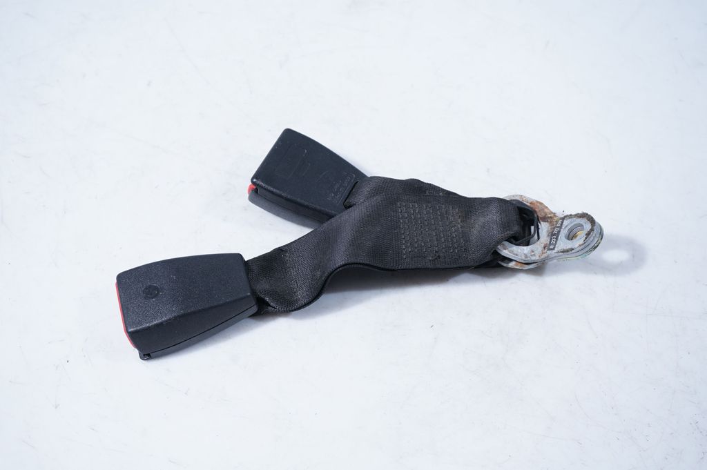 Rear seatbelt buckle
