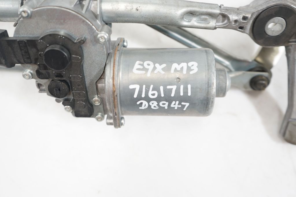 Front wiper linkage and motor (10)