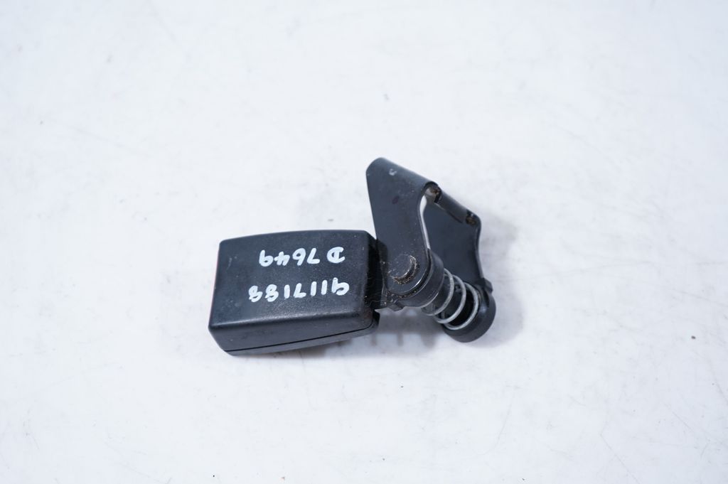 Rear seatbelt buckle (3)