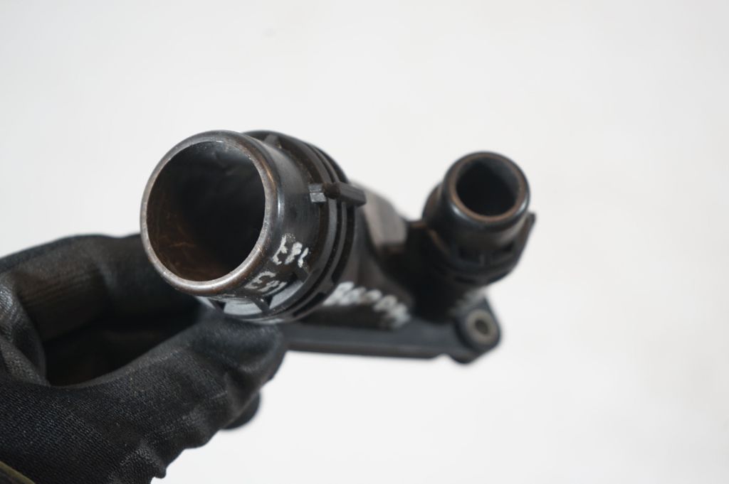 Engine coolant pipe/hose (8)