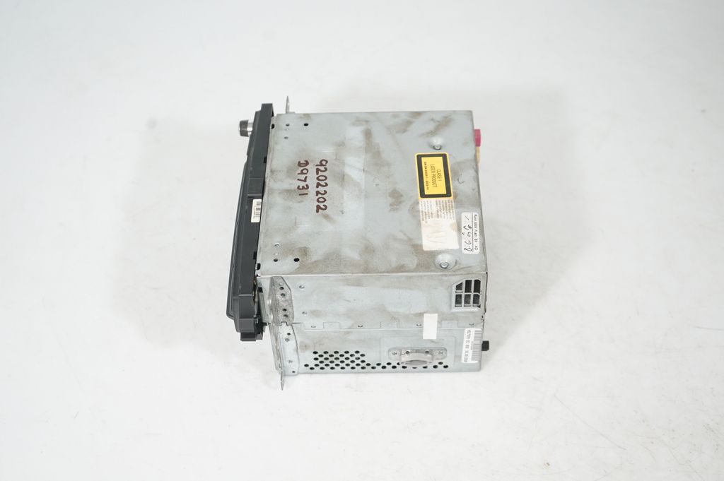 Radio/CD/DVD/GPS head unit (2)