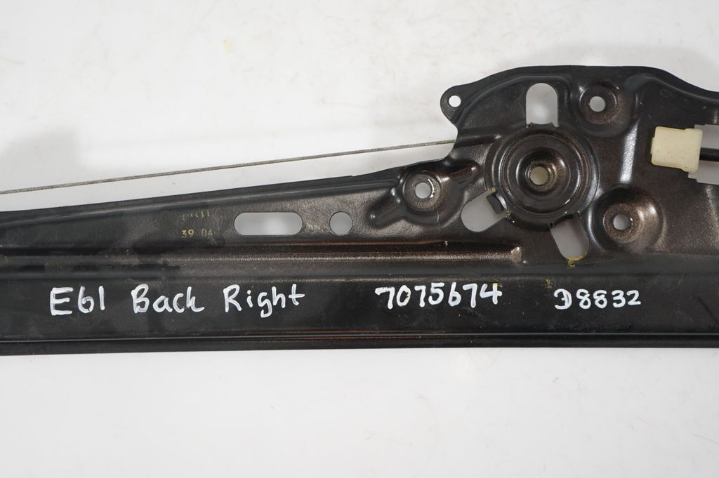 Rear door window regulator with motor (8)