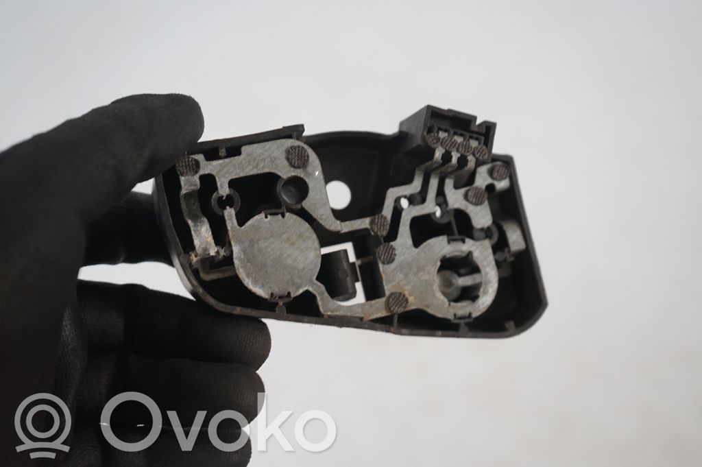 Tail light bulb cover holder (6)