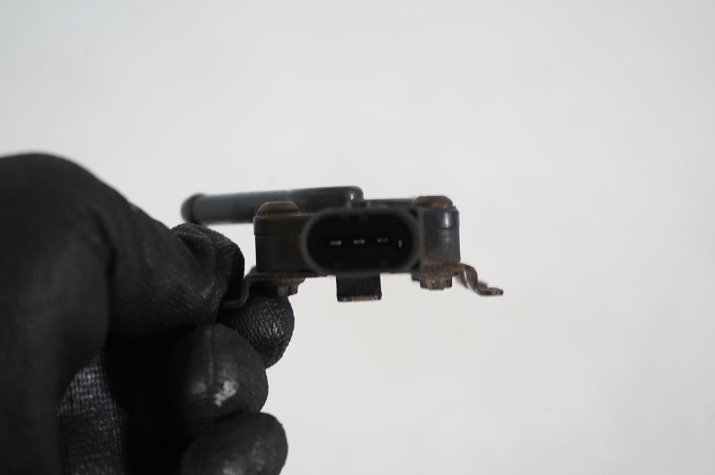 Exhaust gas pressure sensor (7)