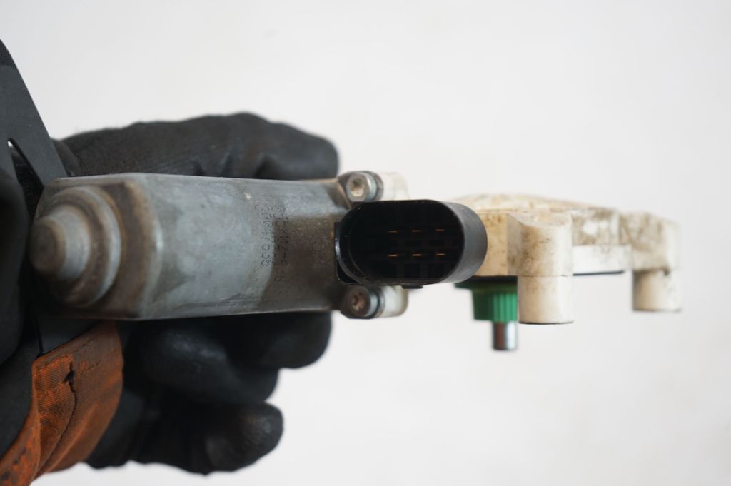 Rear door window regulator with motor (6)