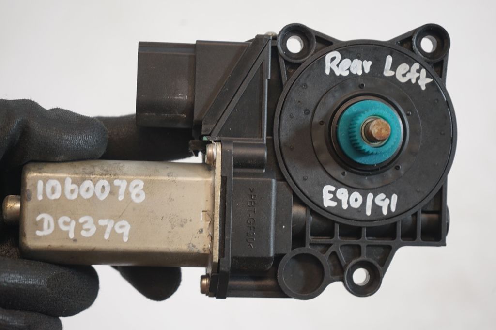 Rear door window regulator with motor (9)