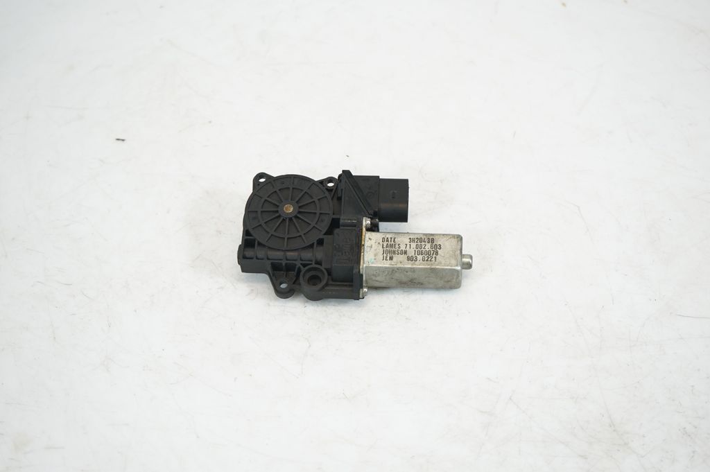 Rear door window regulator with motor (5)