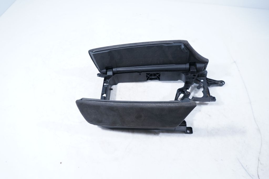 Armrest (4)
