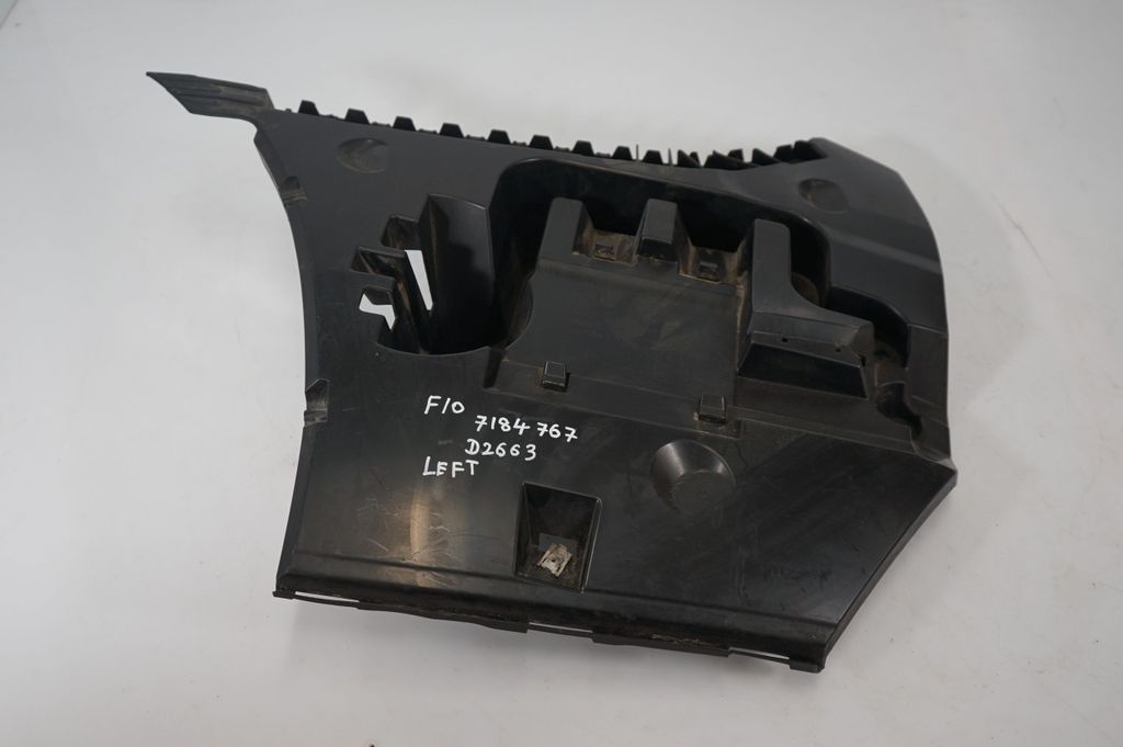 Rear bumper mounting bracket