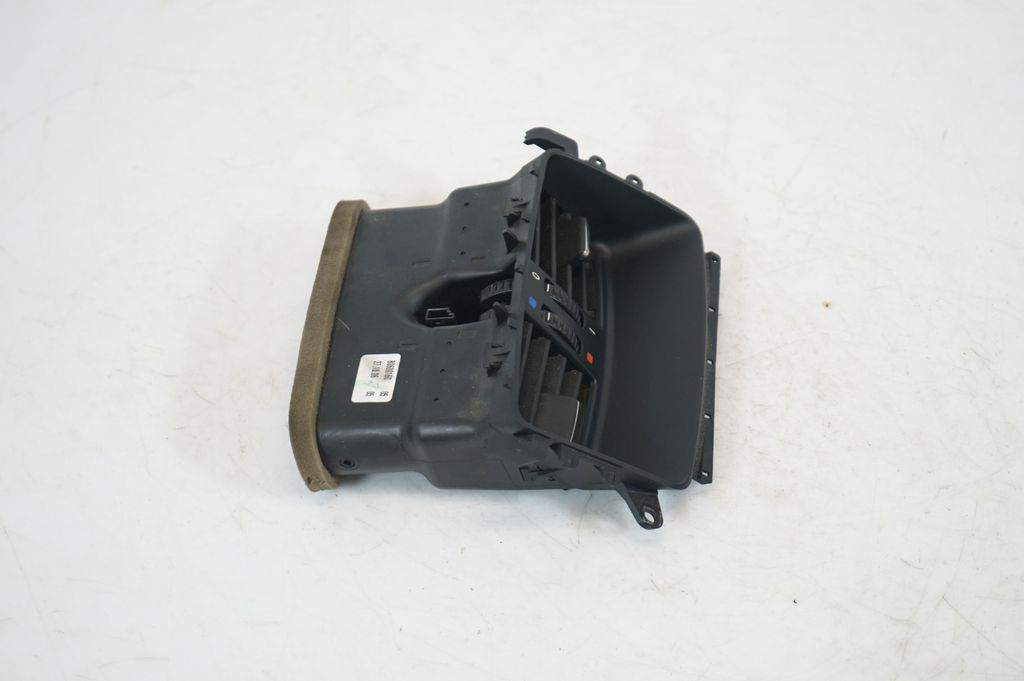 Rear air vent grill (4)