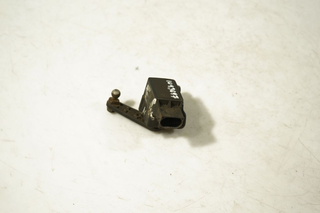 Headlight/headlamp level sensor