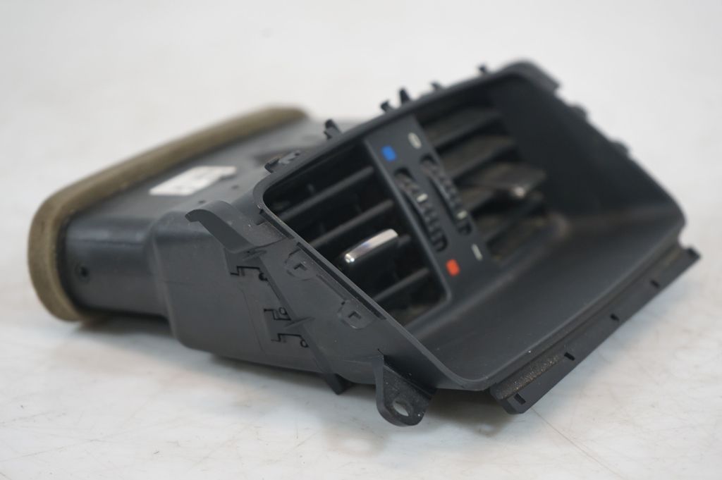 Rear air vent grill (8)