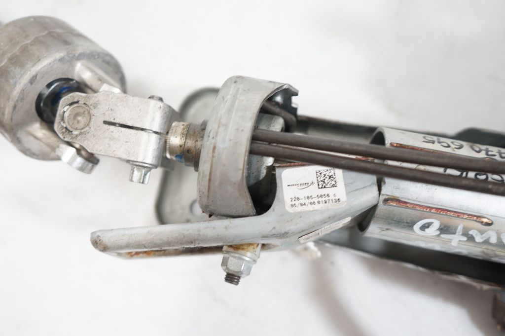 Steering wheel axle (9)