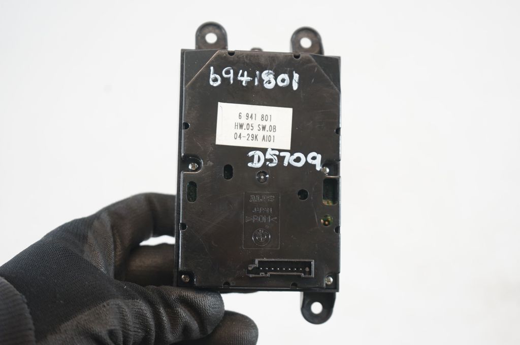 Multifunctional control switch/knob (10)