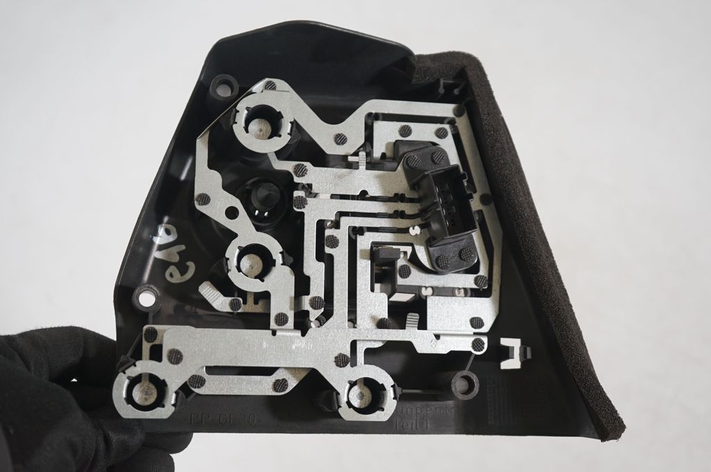 Tail light bulb cover holder (6)