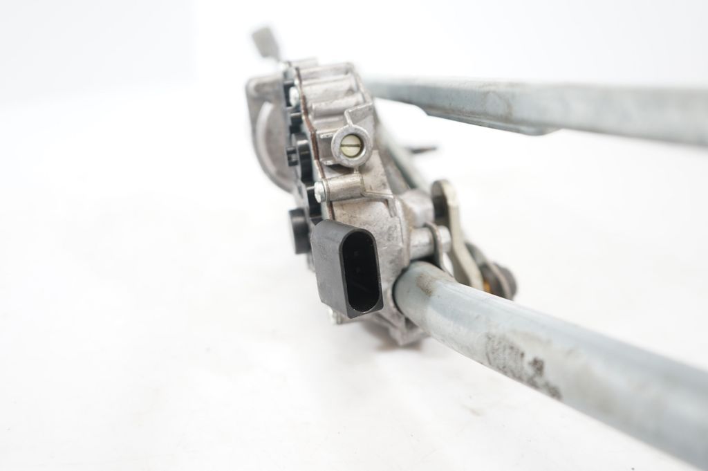 Front wiper linkage and motor (8)