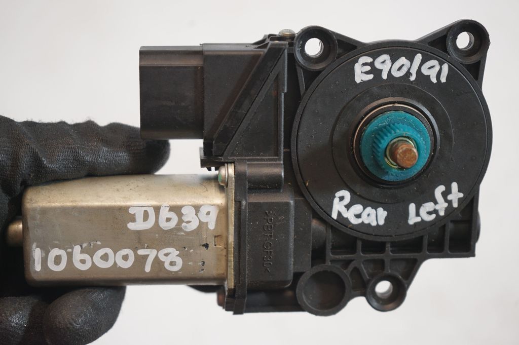 Rear door window regulator with motor (8)