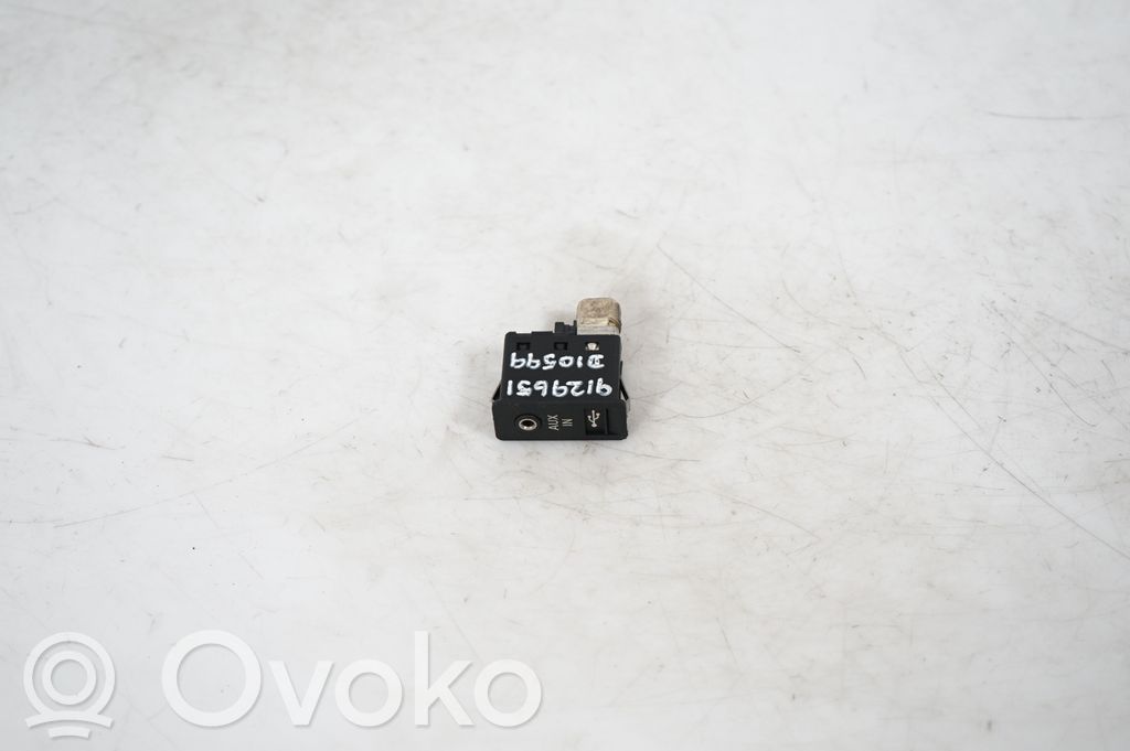 AUX in-socket connector (3)