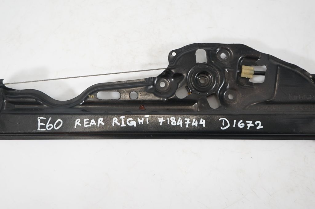 Rear door window regulator with motor (8)