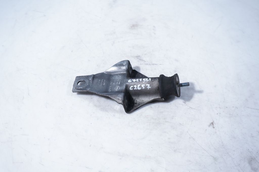 Gearbox mounting bracket