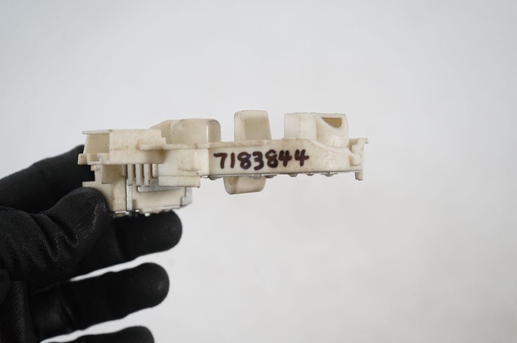 Tail light bulb cover holder (8)