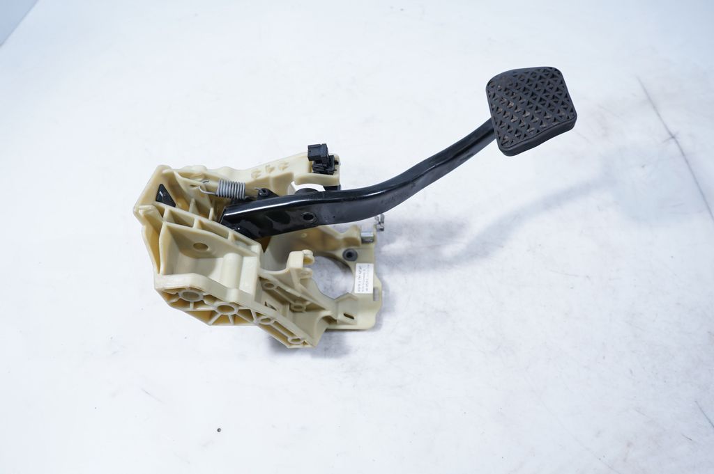 Brake pedal (3)