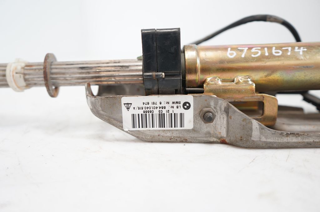 Steering wheel axle (8)