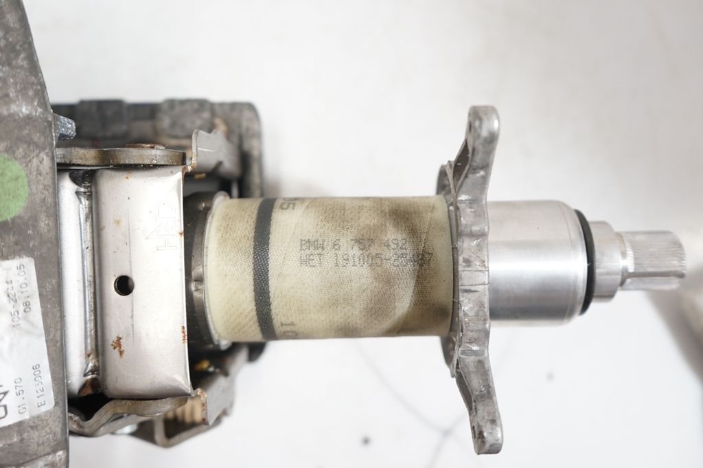 Steering wheel axle (9)