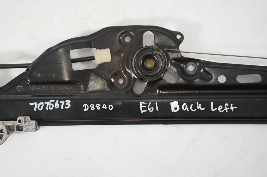 Rear door window regulator with motor (8)