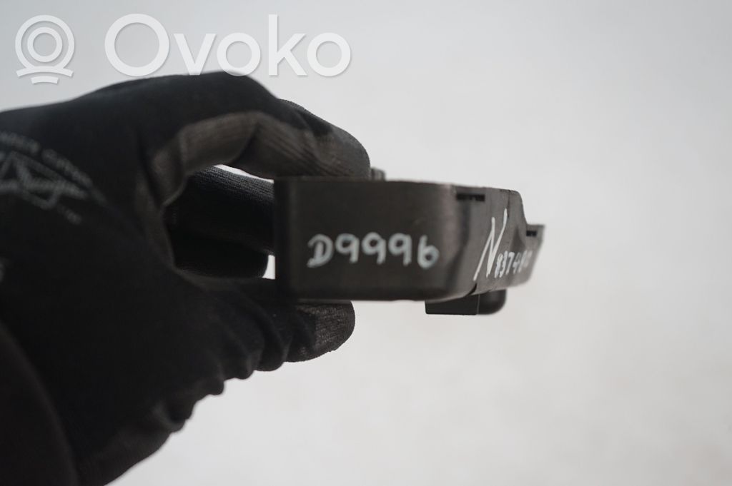 Tail light bulb cover holder (8)