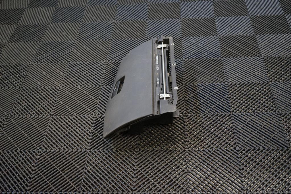 Glove box (2)