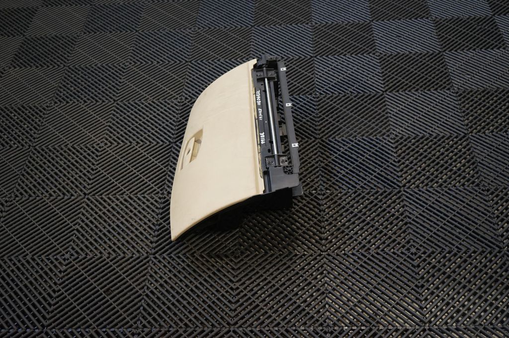 Glove box (2)