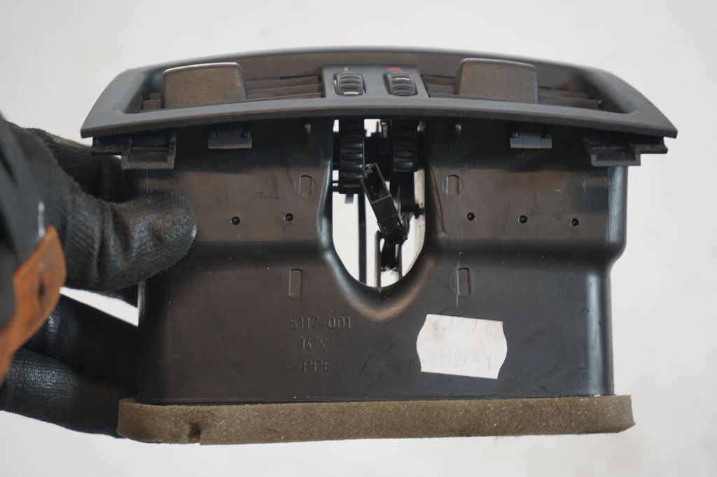 Rear air vent grill (6)