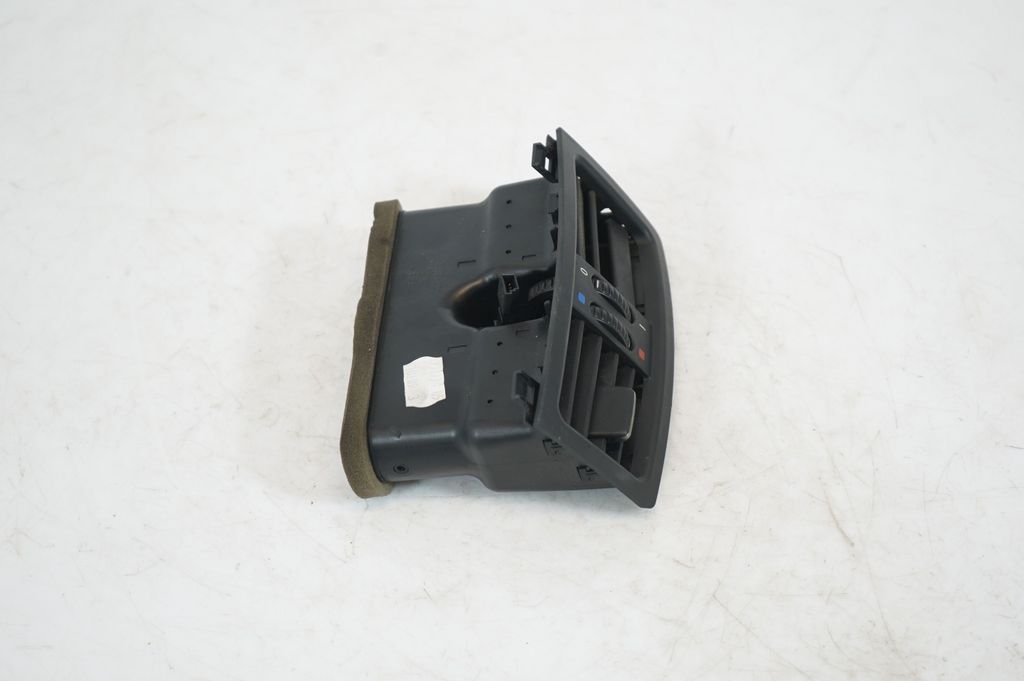 Rear air vent grill (4)