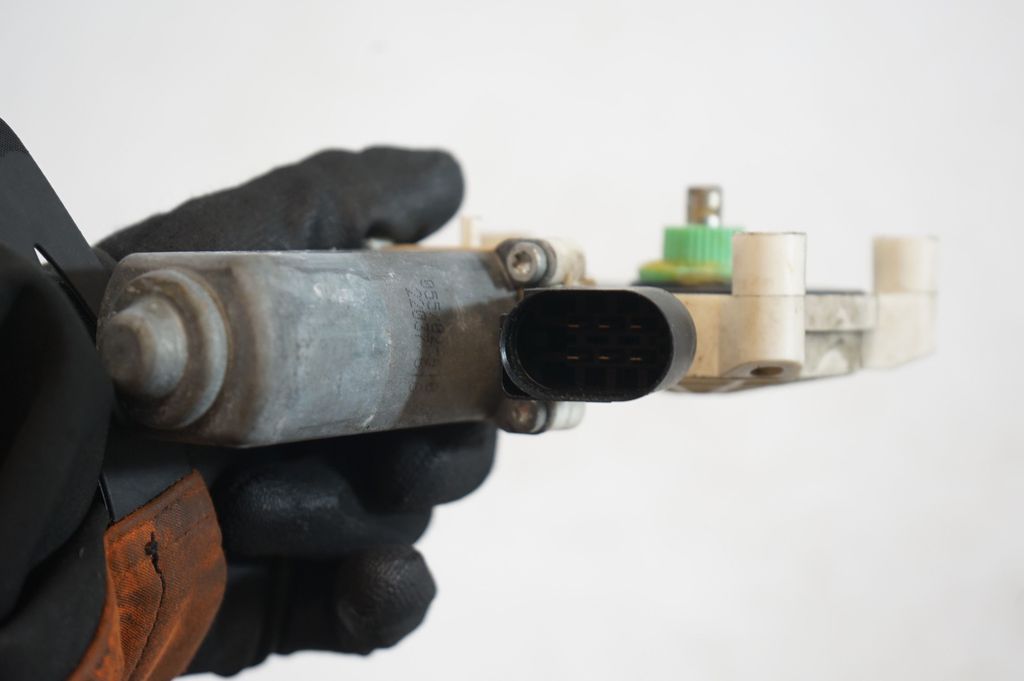 Rear door window regulator motor (6)