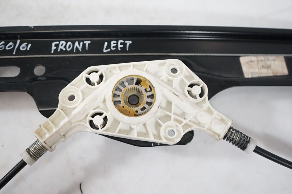 Front door window regulator with motor (8)