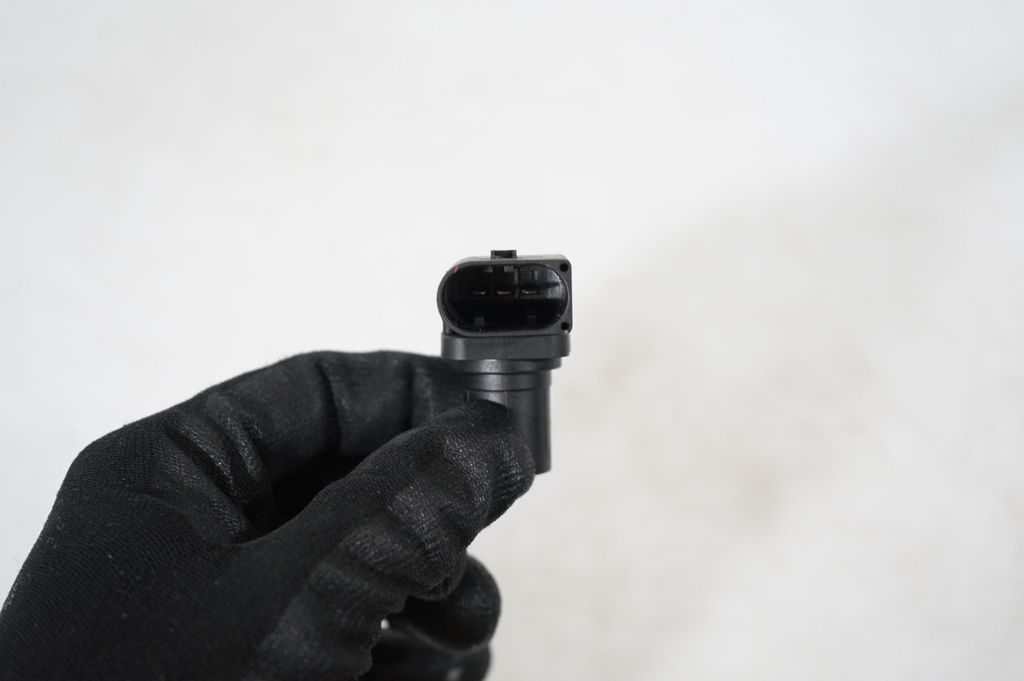 Camshaft position sensor (7)